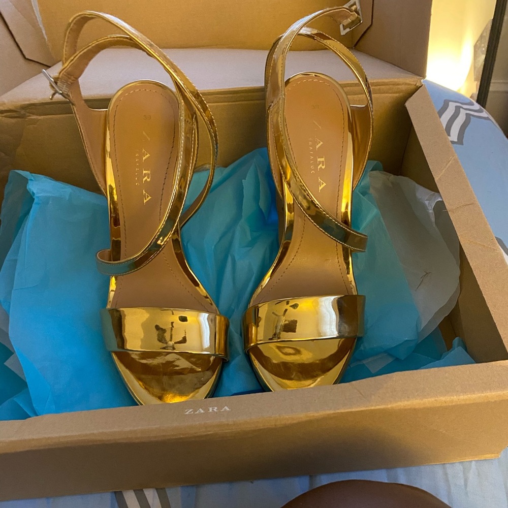 Women’s gold patent leather heel